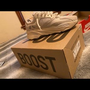 Yeezy boost 700 analog